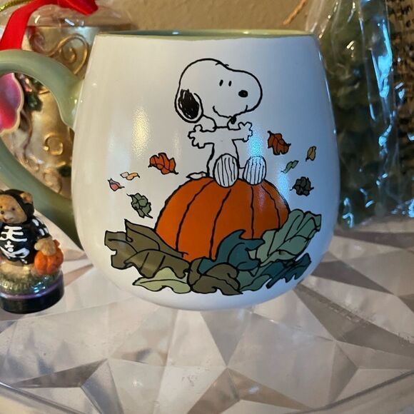 Snoopy Great Pumpkin Coffee Cup with Holiday Candles - Picture 3 of 14